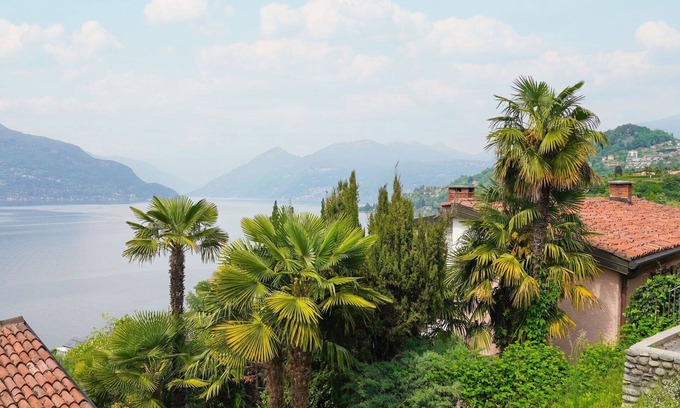 Porto Valtravaglia Apartment | Cosy apartment for 4 guests with WIFI, TV and terrace