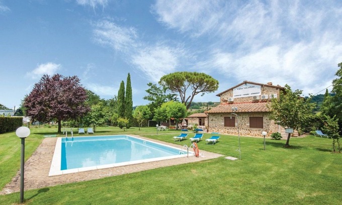 Poggiarello Villa | Cosy apartment in villa for 4 guests with pool, A/C and TV, close to Siena