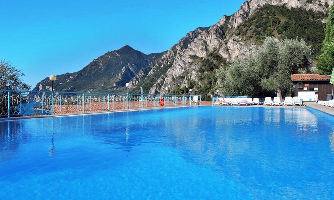 Limone sul Garda Apartment | Cosy apartment for 4 people with WIFI, pool, A/C, hot tub, TV and terrace