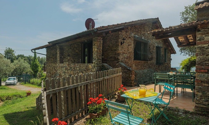 Massa Villa | Cosy apartment in villa for 4 people with WIFI, TV, patio, panoramic view and parking