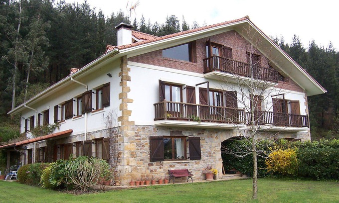 Busturia Apartment | Cosy apartment for 4 guests with WIFI, TV and patio
