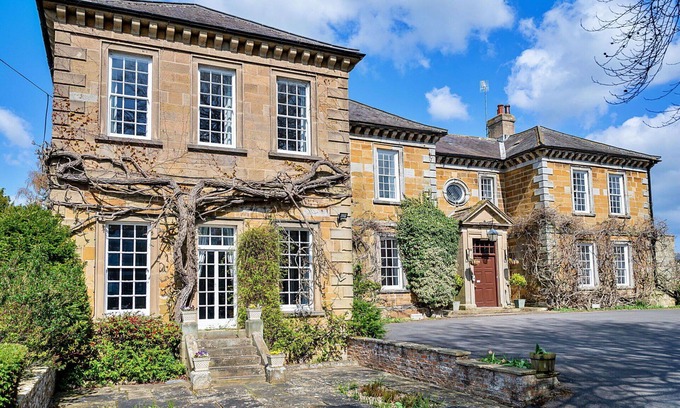 Thirsk Apartment | Cosy apartment for 4 people with WIFI, pool, hot tub and terrace