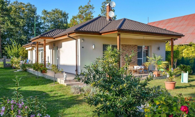 Balatonboglar Apartment | Cosy apartment for 5 people with WIFI, A/C, TV, patio and parking