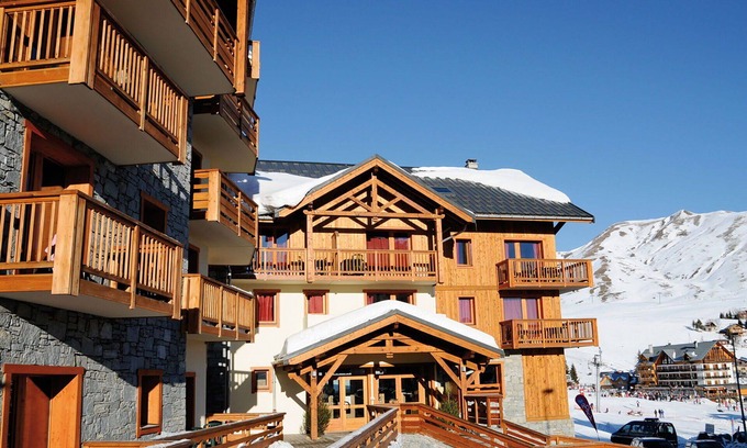 La Toussuire Apartment | Cosy apartment for 6 guests with pool, WIFI, TV, balcony and pets allowed