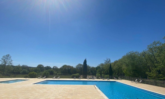Azille Apartment | Cosy apartment for 2 guests with WIFI, pool, TV, terrace and pets allowed