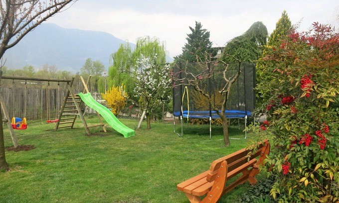 Merano Apartment | Cosy apartment for 3 people with WIFI, pool, TV, balcony and pets allowed