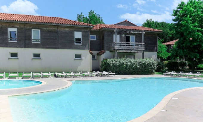 Aureilhan Apartment | Cosy apartment for 4 people with WIFI, pool, TV, terrace and pets allowed