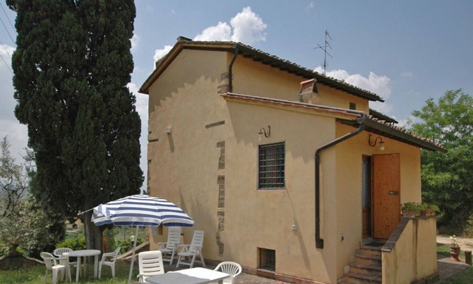 Scandicci Apartment | Cosy apartment for 4 guests with WIFI, pool and TV, close to Florence