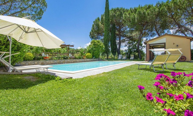 Bucine Apartment | Cosy apartment for 4 guests with WIFI, pool, TV, terrace and pets allowed