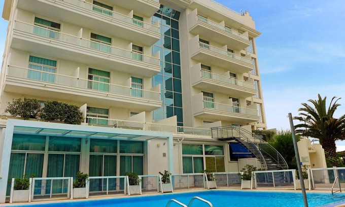 Marina di Vasto Apartment | Cosy apartment for 4 people with pool, WIFI, A/C, TV, patio and pets allowed