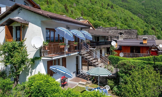 Calasca-Castiglione Apartment | Cosy apartment for 5 guests with WIFI, TV and pets allowed