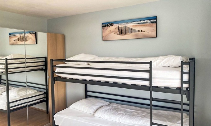 Bredene Apartment | Cosy apartment for 6 guests with WIFI, TV, balcony and pets allowed