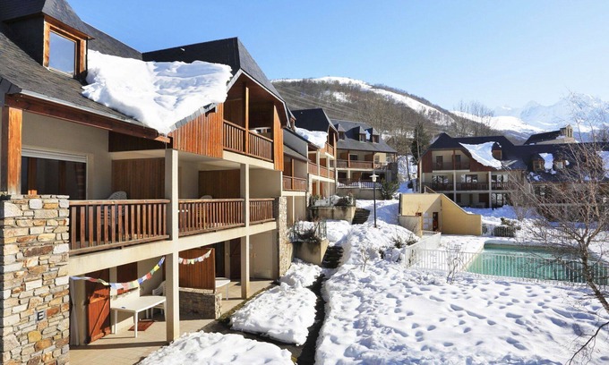 Peyragudes Apartment | Cosy apartment for 6 guests with WIFI, pool, TV, terrace, pets allowed and parking
