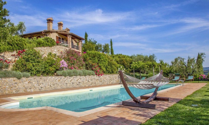 Allerona Apartment | Cosy apartment for 6 people with WIFI, pool, TV, patio, pets allowed and panoramic view