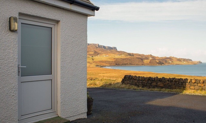 Staffin Apartment | Cosy apartment for 2 people with WIFI and TV