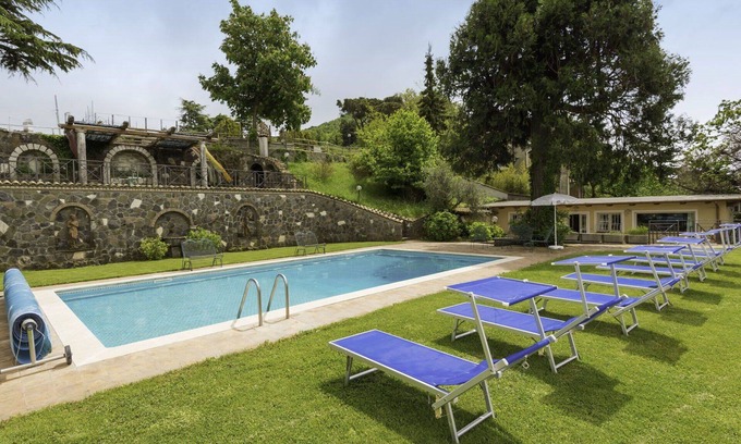 Rocca di Papa Villa | Cosy apartment in villa for 13 guests with WIFI, A/C, private pool, TV and patio