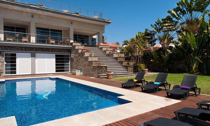 Sonnenland House | Cosy apartment in villa for 12 guests with WIFI, private pool, TV and patio