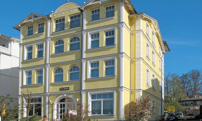 Sellin Villa | Cosy apartment in villa for 4 people with WIFI, TV, terrace, pets allowed and parking