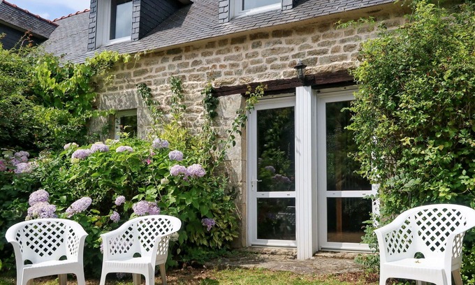 Pont-l'Abbe Villa | Cosy apartment in villa for 4 people with terrace and pets allowed
