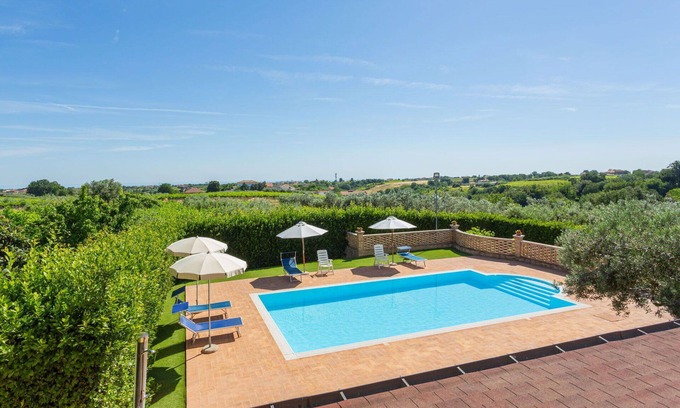 Crecchio House | Cosy apartment in villa for 4 guests with WIFI, pool, TV, terrace and pets allowed