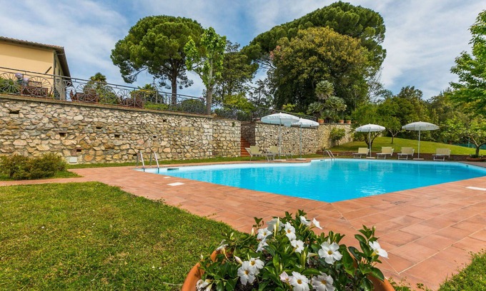 Crespina Villa | Cosy apartment in villa for 8 people with WIFI, private pool, terrace, pets allowed and parking