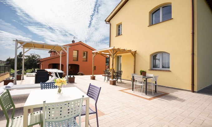 Larciano House | Cosy apartment in villa for 5 guests with WIFI, pool, A/C, TV, patio and parking