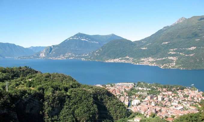 Dervio Villa | Cosy apartment in villa for 12 people with A/C, WIFI, TV, patio, pets allowed and parking