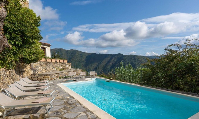 Novelli Apartment | Cosy apartment for 6 people with pool, WIFI, TV, terrace, pets allowed and panoramic view