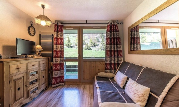 Meribel-Mottaret Apartment | Cosy apartment of 22m2 with 1 bunk bed area and 1 living room with sofa in the Hameau du Mottaret