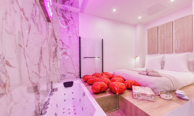Clichy Apartment | Cosy apartment with Jacuzzi 15min Champs Elysées
