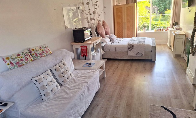 Axminster Apartment | Cosy Axminster Studio with Extra Beds