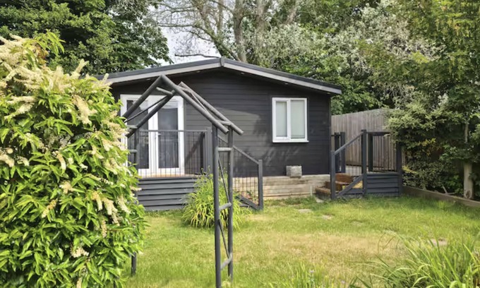 Freshwater Cabin | Cosy cabin in the beautiful West side of the Isle of Wight. Pet Friendly!