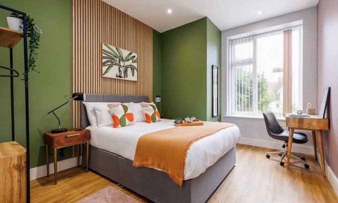 Bournemouth City Centre Apartment | Cosy & Colourful 1-bed Apt w/Free Parking & Wi-Fi