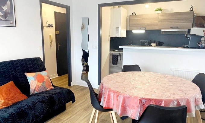 Royan Apartment | Cosy, comfortable 2-bedroom apartment close to the downtown market in Royan. All comforts