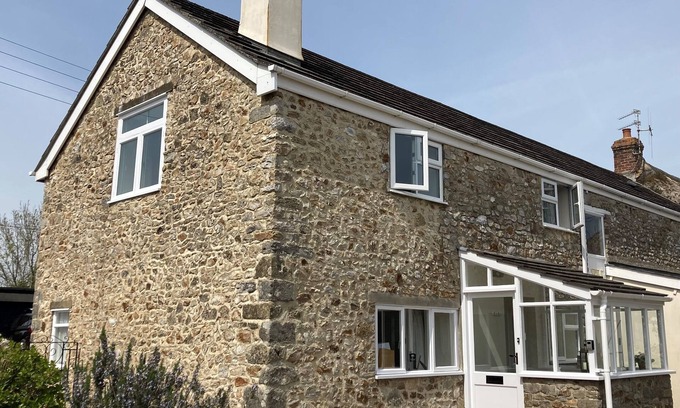 Axminster Cottage | Cosy Cottage in East Devon - parking onsite. Beaches and countryside close by.