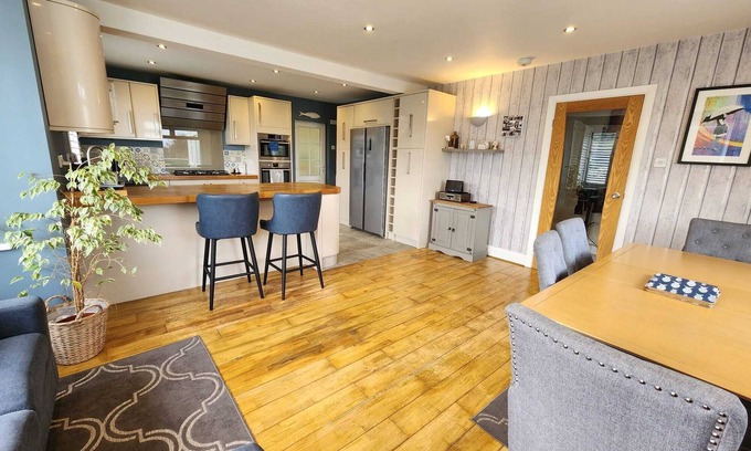 Paignton House | Cosy cottage near Goodrington beach front. Stunning balcony views