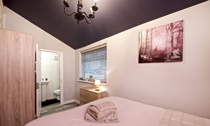 Manchester House | Cosy, Designer Home + Onsite Parking and garden