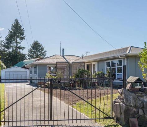 Springfield House | Cosy family home with a sunny deck