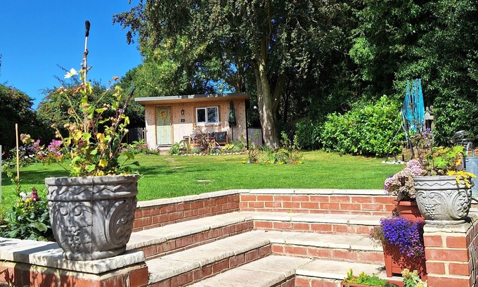 North Walsham Cabin | Cosy Garden Cabin AND Breakfast AND PET Friendly