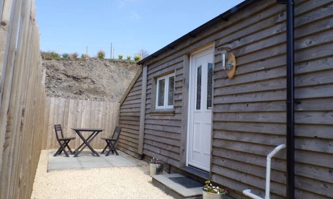 Bala Cabin | Cosy Hill Top Hut, Sleeps 2, with Fantastic mountain Views. Near Bala, Gwyneddn