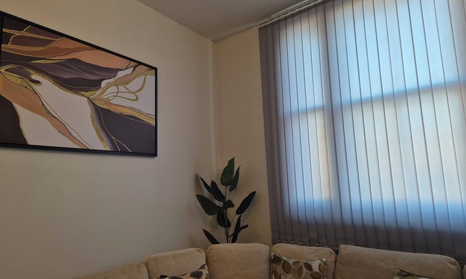 Wolverhampton Apartment | Cosy home away from home apartment. Close to ALL you need and for easy planning