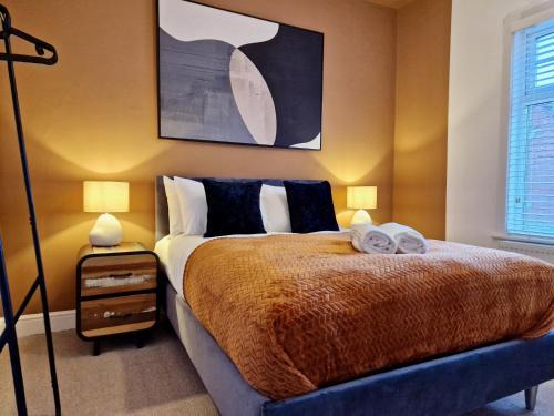 Coventry House | Cosy Luxury Home next to City Centre with Free Parking and Garden - Contractors & Relocators