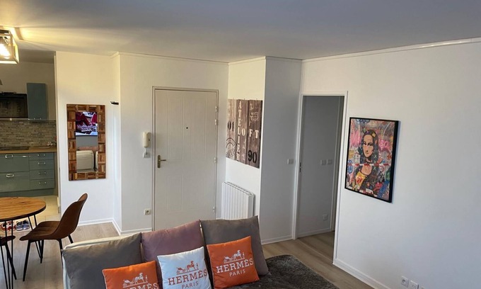 Conflans-Sainte-Honorine Apartment | Cosy modern apartment - 4 min walk from station