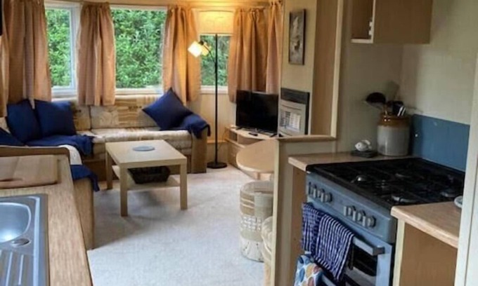 Treator Ski Chalet | Cosy, Quiet Static Caravan, Mawgan Porth, St Eval