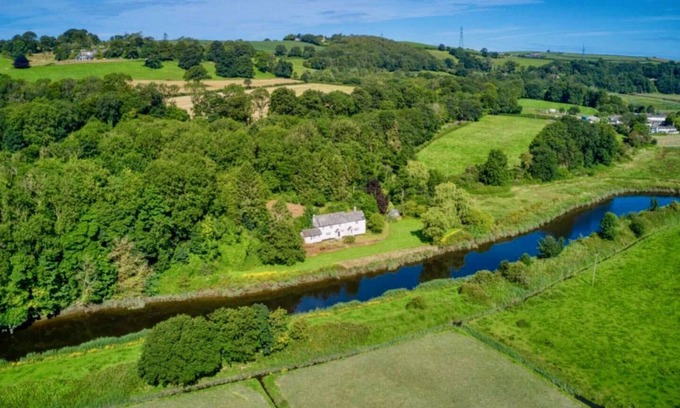 Westleigh Cottage | Cosy River Front Property -Swedish hot tub, bike and fish on the land!