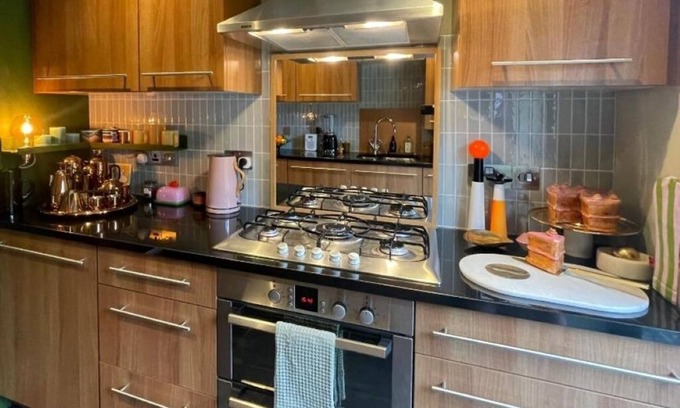 Trafford Apartment | Cosy Room In homestay