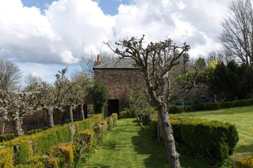Crawcrook House | Cosy secret cottage in a beautiful walled garden