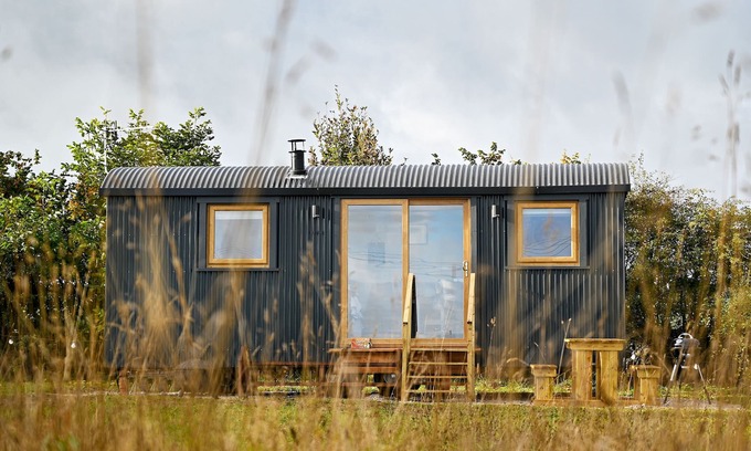 Monyash Cabin | Cosy Shepherd Hut in the Heart of the Peak District