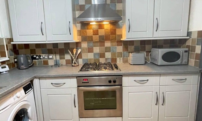 Portsmouth House | Cosy St Marys Rd home with FREE PARKING