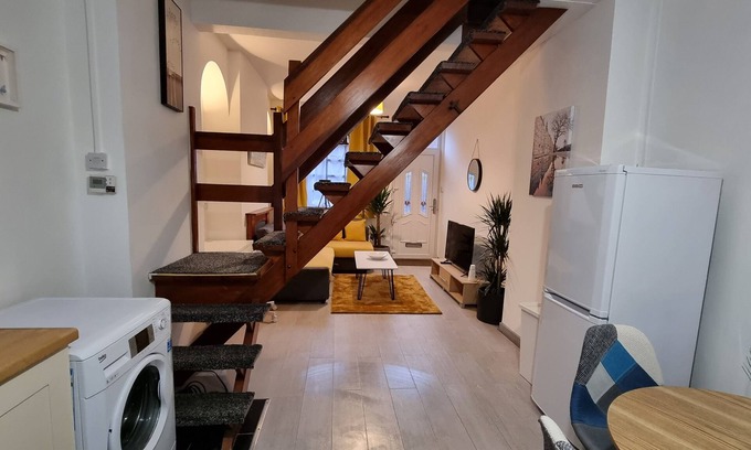 Stoke-on-Trent House | Cosy Stay in Stoke on Trent By Villazu